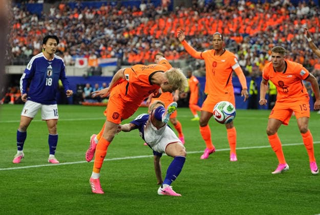 June 14 2026: Tijjani Reijnders (Netherlands) and Daizen Maeda (Japan) battle for the ball during Netherlands and Japan, FIFA World Cup, WM, Weltmeisterschaft, Fussball 2026, at Dallas Stadium in Arlington, United States. CSM Netherlands V Japan: Group F - FIFA World Cup 2026  - ZUMAc04_ 20260614_zma_c04_033 Copyright: xKimxPricex