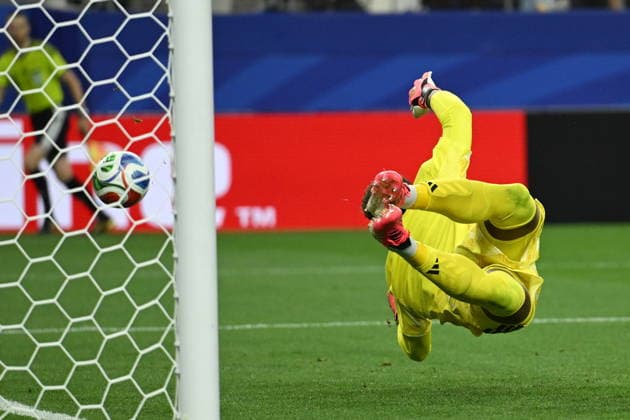 FIFA World Cup, WM, Weltmeisterschaft, Fussball 2026 - Netherlands vs Japan Goalkeeper Zion Suzuki of Japan concedes the 1-0 goal during the FIFA World Cup 2026 group stage match Netherlands against Japan, in Dallas, Texas, USA, 14 June 2026. DALLAS United States  Copyright: xALBERTxPENAx