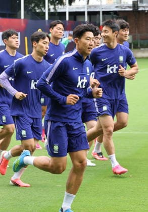 FIFA World Cup, WM, Weltmeisterschaft, Fussball 2026 - South Korea training session Son Heung-min (front) and other members of the South Korean men s national football team train at their camp in Zapopan, near Guadalajara, Mexico, 14 June 2026. The team prepares for its second Group A match against Mexico at the FIFA 2026 World Cup, which takes place in four days. Zapopan Mexico  Copyright: xYONHAPx