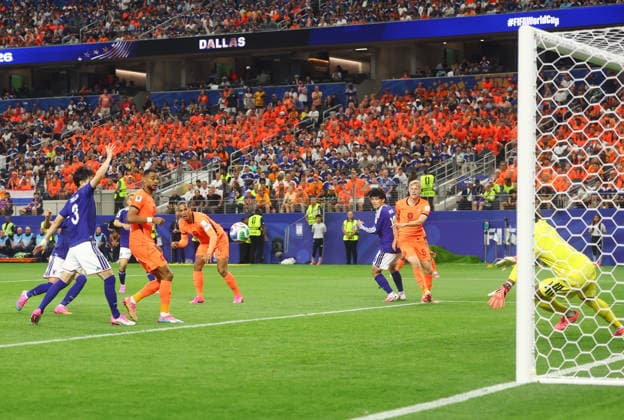 Virgil van Dijk of the Netherlands scores a goal past Japan s goalkeeper Zion Suzuki in the second half in their FIFA World Cup, WM, Weltmeisterschaft, Fussball match at AT&T Stadium in Arlington, Texas, on Sunday, June 14, 2026.  ARL20260614907 CHRISTIANxBRUNSKILL