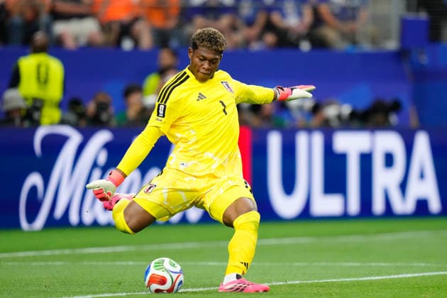 Netherlands v Japan: Group F - FIFA World Cup, WM, Weltmeisterschaft, Fussball 2026 Zion Suzuki of Japan kicks the ball during the FIFA World Cup 2026 Group F match between Netherlands and Japan at Dallas Stadium on June 14, 2026 in Dallas, Texas. Dallas TX United States  Copyright: xJosexBretonx originalFilename:bretonhernandez-netherla260614_npJ2l.jpg