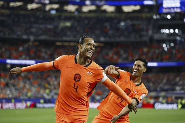 ARLINGTON - (lr) Virgil van Dijk of the Netherlands, Tijjani Reijnders of the Netherlands celebrate the 1-0 during the 2026 FIFA World Cup, WM, Weltmeisterschaft, Fussball Group F match between the Netherlands and Japan at Dallas Stadium on June 14, 2026, in Arlington, United States. KOEN VAN WEEL ANP FIFA World Cup 2026 2026 xVIxANPxSportx xxANPxIVx 561024188 originalFilename: 561024188.jpg