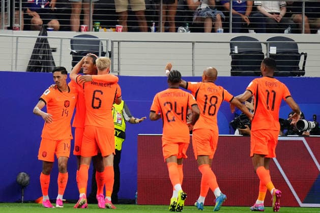 Netherlands v Japan - FIFA World Cup, WM, Weltmeisterschaft, Fussball 2026 - Group F ARLINGTON, UNITED STATES - JUNE 14: Virgil Van Dijk of Netherlands celebrates a goal with teammates during the 2026 FIFA World Cup First Stage Group F match between Netherlands and Japan at Dallas Stadium in Arlington, Texas, United States on June 14, 2026. Jose Hernandez Anadolu Texas United States. Editorial use only. Please get in touch for any other usage.  Copyright: x2026xAnadoluxJosexHernandezx