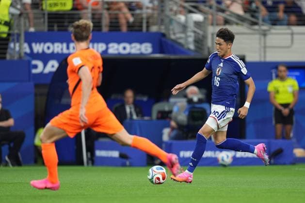 Frenkie de Jong of Netherlands and Tsuyoshi Watanabe of Japan Netherlands v Japan, 2026 FIFA World Cup, WM, Weltmeisterschaft, Fussball Group F, Football, Dallas Stadium, Arlington, Texas, USA - 14 Jun 2026Arlington Dallas Stadium Texas (TX) United States of America EDITORIAL USE ONLY No use with unauthorised audio, video, data, fixture lists, club league logos or live services. Online in-match use limited to 120 images, no video emulation. No use in betting, games or single club league player publications.  Copyright: xIsmaelxAdnan Shutterstockx 16927680ce