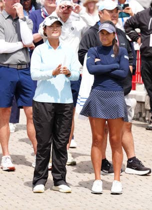 MIDLAND, MI - JUNE 14: LPGA, Golf Damen golfers Gina Kim and Yana Wilson wait to be introduced at the trophy ceremony on June 14, 2026, after winning the LPGA Dow Championship at Midland Country Club in Midland, Michigan. (Photo by Brian Spurlock Icon Sportswire) GOLF: JUN 14 LPGA Dow Championship EDITORIAL USE ONLY Icon26061483