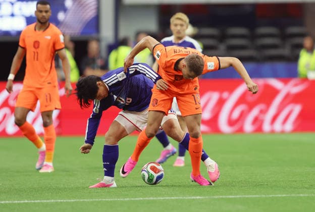 Netherlands v Japan: Group F - FIFA World Cup, WM, Weltmeisterschaft, Fussball 2026 DALLAS, TEXAS - JUNE 14: Ayase Ueda of Japan and Micky Van de Ven of Netherlands compete for a ball during the FIFA World Cup 2026 Group F match between Netherlands and Japan at Dallas Stadium on June 14, 2026 in Dallas, Texas.  SanjinxStrukic PIXSELL