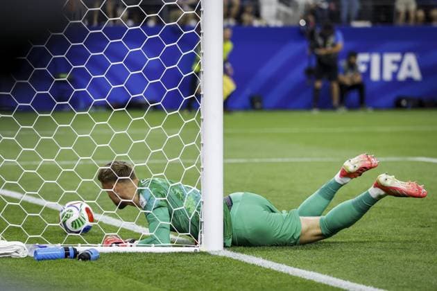 ARLINGTON - Netherlands goalkeeper Bart Verbruggen reacts after Keito Nakamura s 1-1 equalizer against Japan during the 2026 FIFA World Cup, WM, Weltmeisterschaft, Fussball Group F match between the Netherlands and Japan at Dallas Stadium on June 14, 2026, in Arlington, United States. ROBIN VAN LONKHUIJSEN ANP FIFA World Cup 2026 2026 xVIxANPxSportx xxANPxIVx 561025466 originalFilename: 561025466.jpg