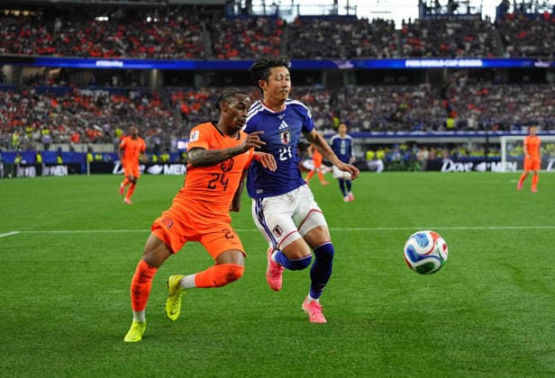 June 14 2026: Crysencio Summerville (Netherlands) and Hiroki Ito (Japan) battle for the ball during Netherlands and Japan, FIFA World Cup, WM, Weltmeisterschaft, Fussball 2026, at Dallas Stadium in Arlington, United States. CSM Arlington United States - ZUMAc04_ 20260614_zma_c04_044 Copyright: xKimxPricex