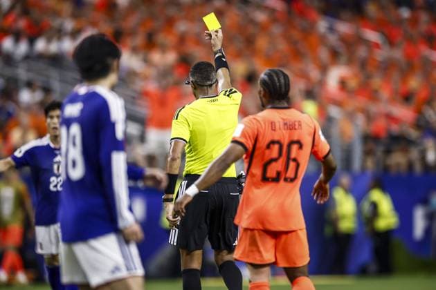ARLINGTON - (lr) Referee Ismail Elfath hands out a yellow card to Memphis Depay of the Netherlands during the FIFA 2026 World Cup Group F match between the Netherlands and Japan at Dallas Stadium on June 14, 2026, in Arlington, United States. ROBIN VAN LONKHUIJSEN ANP FIFA World Cup, WM, Weltmeisterschaft, Fussball 2026 2026 xVIxANPxSportx xxANPxIVx 561026168 originalFilename: 561026168.jpg