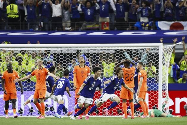 ARLINGTON - Koki Ogawa of Japan celebrates the 2-2. (lr) Jan Paul van Hecke of the Netherlands, Virgil van Dijk of the Netherlands, Denzel Dumfries of the Netherlands are disappointed during the 2026 FIFA World Cup, WM, Weltmeisterschaft, Fussball Group F match between the Netherlands and Japan at Dallas Stadium on June 14, 2026, in Arlington, United States. KOEN VAN WEEL ANP FIFA World Cup 2026 2026 xVIxANPxSportx xxANPxIVx 561026521 originalFilename: 561026521.jpg