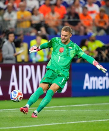 Netherlands v Japan: Group F - FIFA World Cup, WM, Weltmeisterschaft, Fussball 2026 Bart Verbruggen of Netherlands kicks the ball during the FIFA World Cup 2026 Group F match between Netherlands and Japan at Dallas Stadium on June 14, 2026 in Dallas, Texas. Dallas TX United States  Copyright: xJosexBretonx originalFilename:bretonhernandez-netherla260614_np7Fk.jpg