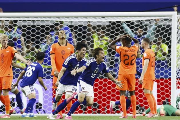 ARLINGTON - Koki Ogawa of Japan celebrates the 2-2. (lr) Jan Paul van Hecke of the Netherlands, Virgil van Dijk of the Netherlands, Denzel Dumfries of the Netherlands are disappointed during the 2026 FIFA World Cup, WM, Weltmeisterschaft, Fussball Group F match between the Netherlands and Japan at Dallas Stadium on June 14, 2026, in Arlington, United States. KOEN VAN WEEL ANP FIFA World Cup 2026 2026 xVIxANPxSportx xxANPxIVx 561026684 originalFilename: 561026684.jpg