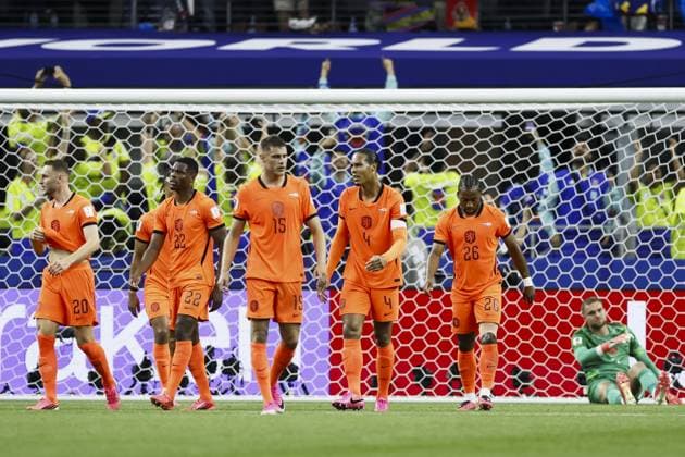 ARLINGTON - (lr) Teun Koopmeiners of the Netherlands, Denzel Dumfries of the Netherlands, Micky van de Ven of the Netherlands, Virgil van Dijk of the Netherlands, Quinten Timber of the Netherlands, Netherlands goalkeeper Bart Verbruggen disappointment after the 2-2 draw during the FIFA World Cup, WM, Weltmeisterschaft, Fussball 2026 Group F match between the Netherlands and Japan at Dallas Stadium on June 14, 2026 in Arlington, United States. KOEN VAN WEEL ANP FIFA World Cup 2026 2026 xVIxANPxSportx xxANPxIVx 561027171 originalFilename: 561027171.jpg