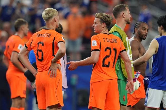 Frenkie de Jong of Netherlands and Jan Paul van Hecke at the end of the match Netherlands v Japan, 2026 FIFA World Cup, WM, Weltmeisterschaft, Fussball Group F, Football, Dallas Stadium, Arlington, Texas, USA - 14 Jun 2026Arlington Dallas Stadium Texas (TX) United States of America EDITORIAL USE ONLY No use with unauthorised audio, video, data, fixture lists, club league logos or live services. Online in-match use limited to 120 images, no video emulation. No use in betting, games or single club league player publications.  Copyright: xIsmaelxAdnan Shutterstockx 16927680ep