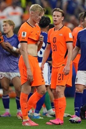 Jan Paul van Hecke of Netherlands and Frenkie de Jong at the end of the match Netherlands v Japan, 2026 FIFA World Cup, WM, Weltmeisterschaft, Fussball Group F, Football, Dallas Stadium, Arlington, Texas, USA - 14 Jun 2026Arlington Dallas Stadium Texas (TX) United States of America EDITORIAL USE ONLY No use with unauthorised audio, video, data, fixture lists, club league logos or live services. Online in-match use limited to 120 images, no video emulation. No use in betting, games or single club league player publications.  Copyright: xIsmaelxAdnan Shutterstockx 16927680eu