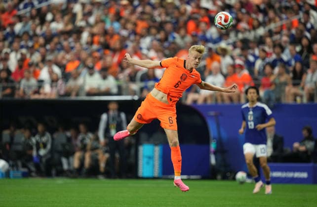 Jan-Paul van Hecke (Netherlands) heads during Netherlands and Japan, Group F FIFA World Cup, WM, Weltmeisterschaft, Fussball 2026, Dallas Stadium, Arlington, United States on June 14, 2026. Thor Wegner DeFodi Images. (Photo by DeFodi Images) -