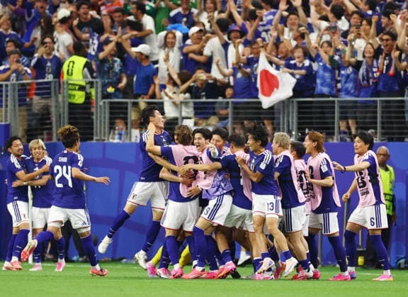 Japan players celebrate after Daichi Kamada scored a goal against the Netherlands in the second half to even the score at 2-2 in a FIFA World Cup, WM, Weltmeisterschaft, Fussball match at AT&T Stadium in Arlington, Texas, on Sunday, June 14, 2026.  ARL20260614926 CHRISTIANxBRUNSKILL