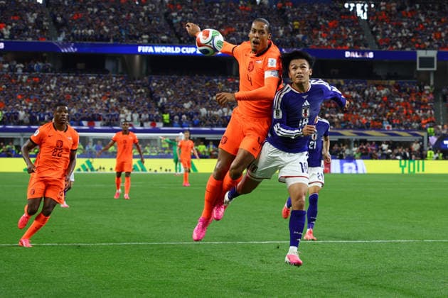 FIFA World Cup, WM, Weltmeisterschaft, Fussball 2026: Netherlands v Japan DALLAS, USA - 14th June 2026: Virgil Van Dijk of Netherlands battles for possession with Ayase Ueda of Japan during the FIFA World Cup 2026 Group F match between Netherlands and Japan at Dallas Stadium Dallas Dallas Stadium United States of America Copyright: xCraigxMercerx xPeakxActionxPhotosx