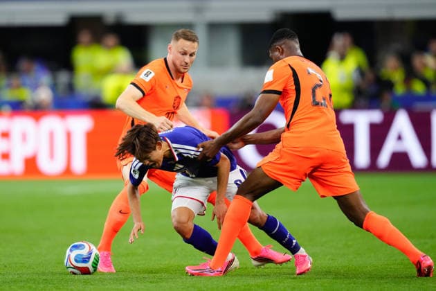 June 15, 2026, Dallas, Texas, United States: Takefusa Kubo of Japan and Denzel Dumfries of Netherlands compete for the ball during the FIFA World Cup, WM, Weltmeisterschaft, Fussball 2026 Group F match between Netherlands and Japan at Dallas Stadium on June 14, 2026 in Dallas, Texas. Dallas United States - ZUMAa181 20260615_zaa_a181_005 Copyright: xJosexBretonx