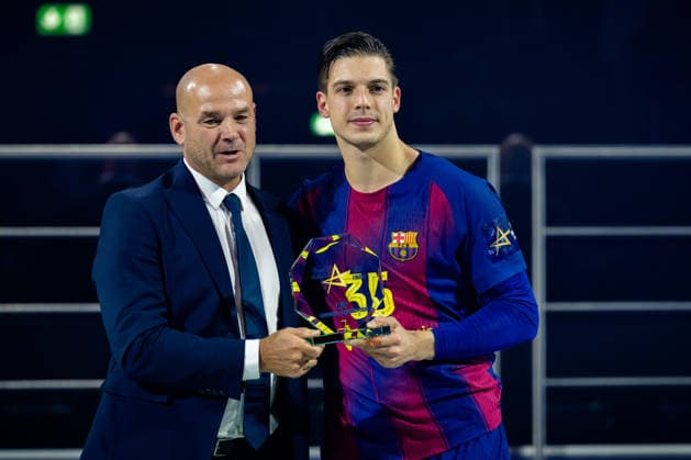 Köln, 12.05.2026, Handball, Herren, EHF Champions League Men 2025 26, Finale, FC Barcelona, Barca - Füchse Berlin MVP Domen Makuc (FC Barcelona, 35) bei der Ehrung