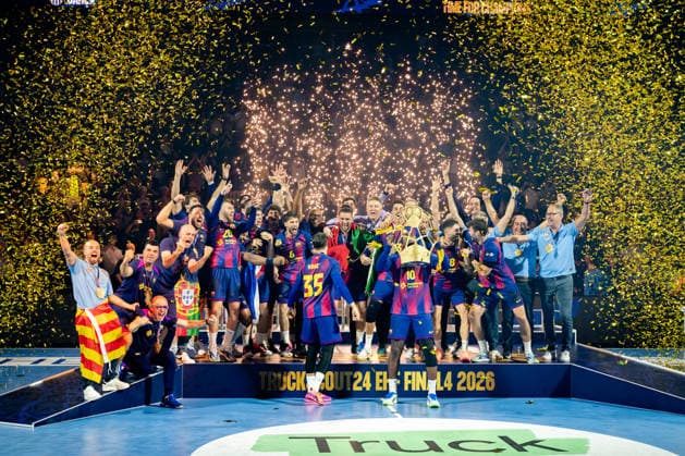 Köln, 12.05.2026, Handball, Herren, EHF Champions League Men 2025 26, Finale, FC Barcelona, Barca - Füchse Berlin Champions League Sieger FC Barcelona auf dem Podest mit Trophäe