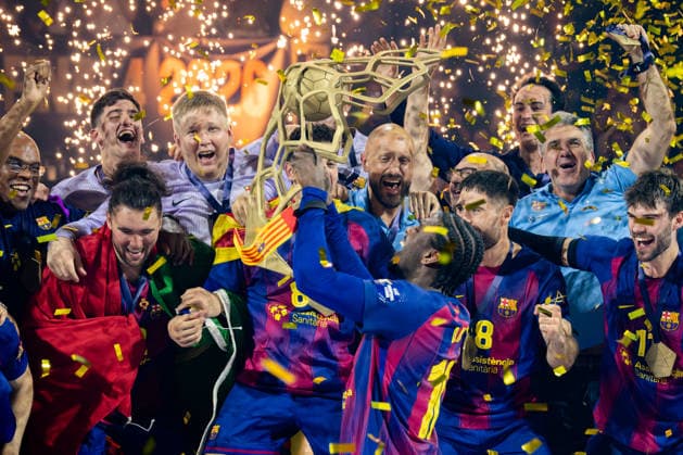 Köln, 12.05.2026, Handball, Herren, EHF Champions League Men 2025 26, Finale, FC Barcelona, Barca - Füchse Berlin Kapitän Dika Mem (FC Barcelona, 10) mit der Champions League Trophäe