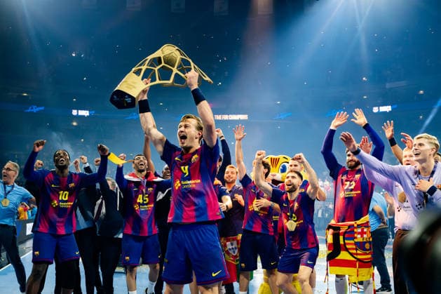 Köln, 12.05.2026, Handball, Herren, EHF Champions League Men 2025 26, Finale, FC Barcelona, Barca - Füchse Berlin Jonathan Carlsbogard (FC Barcelona, 9) jubelt mit Trophäe Richtung Fans