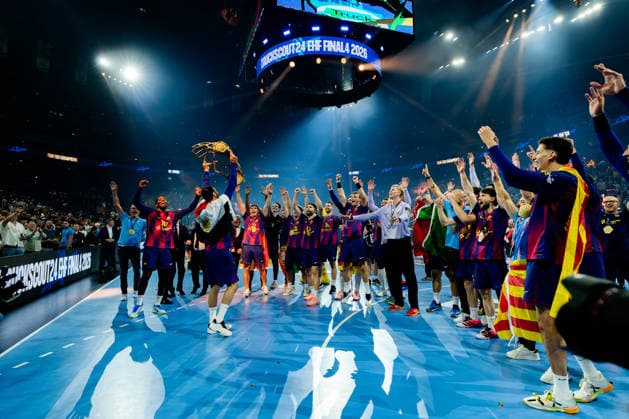 Köln, 12.05.2026, Handball, Herren, EHF Champions League Men 2025 26, Finale, FC Barcelona, Barca - Füchse Berlin Champions League Sieger FC Barcelona mit Trophäe vor der Fankurve