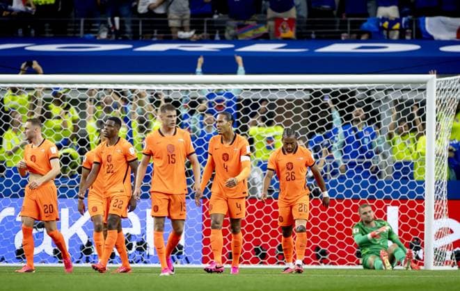 ARLINGTON - (lr) Teun Koopmeiners of the Netherlands, Denzel Dumfries of the Netherlands, Micky van de Ven of the Netherlands, Virgil van Dijk of the Netherlands, Quinten Timber of the Netherlands, Netherlands goalkeeper Bart Verbruggen disappointment after the 2-2 draw during the FIFA World Cup, WM, Weltmeisterschaft, Fussball 2026 Group F match between the Netherlands and Japan at Dallas Stadium on June 14, 2026 in Arlington, United States. KOEN VAN WEEL ANP FIFA World Cup 2026 2026 xVIxANPxSportx xxANPxIVx 561030480 originalFilename: 561030480.jpg