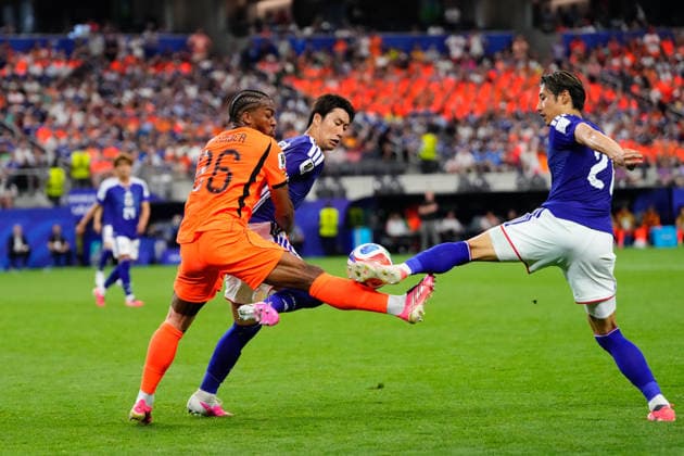 Netherlands v Japan: Group F - FIFA World Cup, WM, Weltmeisterschaft, Fussball 2026 Hiroki Ito, Daichi Kamada of Japan and Quinten Timber of Netherlands compete for the ball during the FIFA World Cup 2026 Group F match between Netherlands and Japan at Dallas Stadium on June 14, 2026 in Dallas, Texas. Dallas TX United States  Copyright: xJosexBretonx originalFilename:bretonhernandez-netherla260614_npdut.jpg