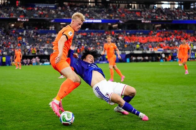 Netherlands v Japan: Group F - FIFA World Cup, WM, Weltmeisterschaft, Fussball 2026 Ayase Ueda of Japan and Jan Paul Van Hecke of Netherlands compete for the ball during the FIFA World Cup 2026 Group F match between Netherlands and Japan at Dallas Stadium on June 14, 2026 in Dallas, Texas. Dallas TX United States  Copyright: xJosexBretonx originalFilename:bretonhernandez-netherla260614_npyTl.jpg