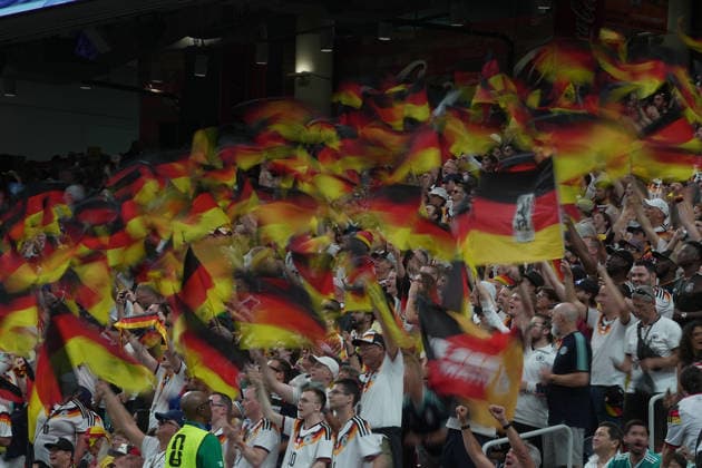 14.06.2026, Houston Stadium, Houston, USA, WM FIFA 2026, Vorrunde, Deutschland vs Curacao, im Bild Deutsche Fans schwenken ihre Fahnen in der Fankurve. (Photo by Hasan Bratic DeFodi Images) - *** 14 06 2026, Houston Stadium, Houston, USA, World Cup FIFA 2026, preliminary round, Germany vs Curacao, in the picture German fans waving their flags in the fan curve Photo by Hasan Bratic DeFodi Images