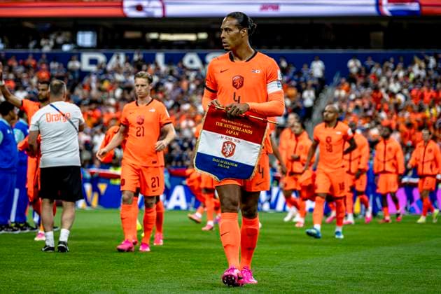 DALLAS - Virgil van Dijk of the Netherlands with the match pennant during Netherlands vs. Japan at the 2026 World Cup in AT&T Stadium on June 14, 2026, in Dallas, United States. (Photo by Stefan Koops EYE4IMAGES DeFodi Images) -