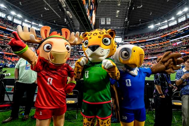 DALLAS - The Official FIFA World Cup, WM, Weltmeisterschaft, Fussball 2026 Mascots Maple, Zayu and Clutch during the Netherlands - Japan at the 2026 World Cup at AT&T Stadium on June 14, 2026 in Dallas United States. (Photo by Stefan Koops EYE4IMAGES DeFodi Images) -