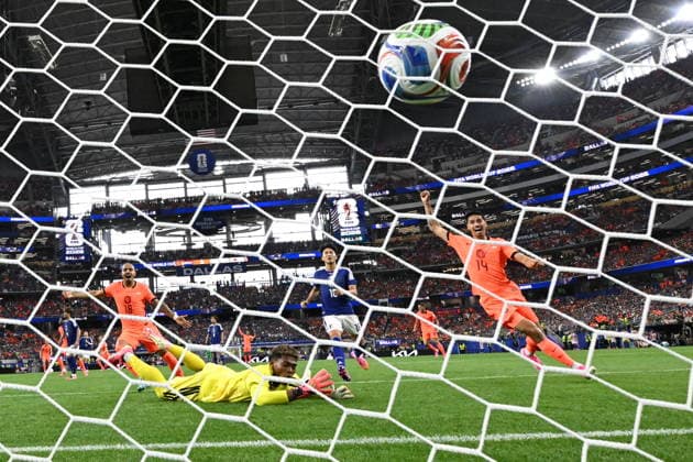 FIFA World Cup, WM, Weltmeisterschaft, Fussball 2026 - Netherlands vs Japan Goalkeeper Zion Suzuki of Japan (2-L) concedes the 2-1 goal during the FIFA World Cup 2026 group stage match Netherlands against Japan, in Dallas, Texas, USA, 14 June 2026. DALLAS TX United States  Copyright: xALBERTxPENAx