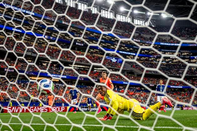 DALLAS - Japan goalkeeper Zion Suzuki sees Virgil van Dijk or the Netherlands header go into the net 1-0 during Netherlands vs. Japan at the 2026 World Cup at AT&T Stadium on June 14, 2026, in Dallas, United States. (Photo by Stefan Koops EYE4IMAGES DeFodi Images) -