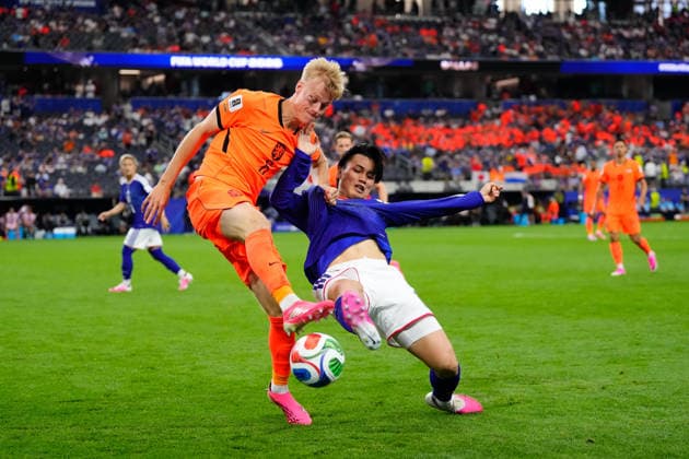 June 15, 2026, Dallas, Texas, United States: Ayase Ueda of Japan and Jan Paul Van Hecke of Netherlands compete for the ball during the FIFA World Cup, WM, Weltmeisterschaft, Fussball 2026 Group F match between Netherlands and Japan at Dallas Stadium on June 14, 2026 in Dallas, Texas. Netherlands V Japan: Group F - FIFA World Cup 2026  - ZUMAa181 20260615_zaa_a181_019 Copyright: xJosexBretonx