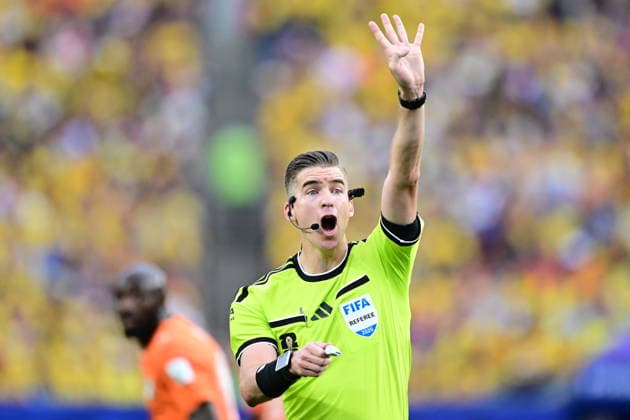 Ivory Coast v Ecuador - FIFA World Cup, WM, Weltmeisterschaft, Fussball 2026 - Group E PHILADELPHIA, UNITED STATES - JUNE 14: Referee Francois Letexier officiates the 2026 FIFA World Cup First Stage Group E match between Ivory Coast and Ecuador at Lincoln Financial Field (Philadelphia Stadium) in Philadelphia, Pennsylvania, United States on June 14, 2026. Abdulhamid Hosbas Anadolu Pennsylvania United States. Editorial use only. Please get in touch for any other usage.  Copyright: x2026xAnadoluxAbdulhamidxHosbasx