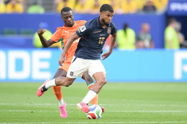 Fußball, WM 2026, 20260614, Elfenbeinküste - Ecuador. Im Bild v.l. Nicolas PEPE (Elfenbeinküste, 19), Pedro VITE (Ecuador, 15). Philadelphia Philadelphia Stadium Pennsylvania Vereinigte Staaten von Amerika