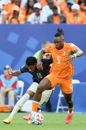 Cote D Ivoire v Ecuador: Group E - FIFA World Cup, WM, Weltmeisterschaft, Fussball 2026 Gonzalo Plata of Ecuador and Wilfried Singo of Cote D Ivoire challenge during the FIFA World Cup 2026 Group E match between Cote D Ivoire and Ecuador at Philadelphia Stadium on June 14, 2026 in Philadelphia, United States. WARNING! This Photograph May Only Be Used For Newspaper And Or Magazine Editorial Purposes. May Not Be Used For Publications Involving 1 player, 1 Club Or 1 Competition Without Written Authorisation From Football DataCo Ltd. For Any Queries, Please Contact Football DataCo Ltd on +44 (0) 207 864 9121 Philadelphia Philadelphia Stadium PA United States Copyright: xAllstarxPicturexLibraryxLtdx
