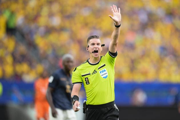 Fußball, WM 2026, 20260614, Elfenbeinküste - Ecuador. Im Bild Schiedsrichter Francois LETEXIER (Frankreich), zählt runter. Philadelphia Philadelphia Stadium Pennsylvania Vereinigte Staaten von Amerika