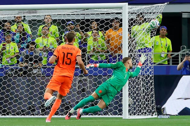 Bart Verbruggen (C) of the Netherlands controls the ball during a Group F match at the 2026 FIFA World Cup, WM, Weltmeisterschaft, Fussball between the Netherlands and Japan at AT&T Stadium in Arlington, United States, 14 June 2026. FIFA World Cup 2026 - Group F - Netherlands vs Japan !ACHTUNG: NUR REDAKTIONELLE NUTZUNG!  Copyright: xSebastiánxMariscalx GR7390 20260614-55020597042_1