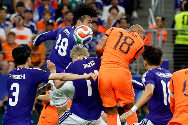 Donyell Malen (center-right) of the Netherlands battles for the ball with Daizen Maeda (center-left) and Ayase Ueda (top left) of Japan during a Group F match at the 2026 FIFA World Cup, WM, Weltmeisterschaft, Fussball between the Netherlands and Japan at AT&T Stadium in Arlington, United States, 14 June 2026. FIFA World Cup 2026 - Group F - Netherlands vs Japan !ACHTUNG: NUR REDAKTIONELLE NUTZUNG!  Copyright: xSebastiánxMariscalx GR7395 20260614-55020597060_1
