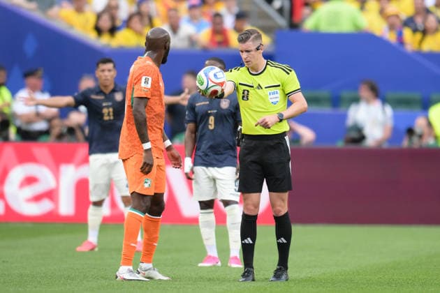 Fußball, WM 2026, 20260614, Elfenbeinküste - Ecuador. Im Bild v.l. Seko FOFANA (Elfenbeinküste, 6), Schiedsrichter Francois LETEXIER (Frankreich), Schiedsrichterball. Philadelphia Philadelphia Stadium Pennsylvania Vereinigte Staaten von Amerika