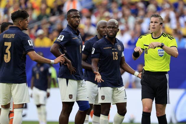 FIFA World Cup, WM, Weltmeisterschaft, Fussball 2026 - Group E - Ivory Coast vs Ecuador Referee Francois Letexier (R) interacts with players of Ecuador during the FIFA World Cup 2026 group stage match Ivory Coast against Ecuador, in Philadelphia, Pennsylvania, USA, 14 June 2026. PHILADELPHIA United States  Copyright: xSHAWNxTHEWx