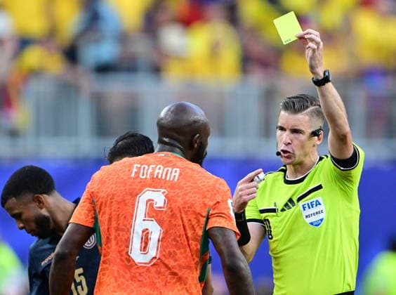 Ivory Coast v Ecuador - FIFA World Cup, WM, Weltmeisterschaft, Fussball 2026 - Group E PHILADELPHIA, UNITED STATES - JUNE 14: Referee Francois Letexier shows a yellow card to Fofana (6) of Ivory Coast during 2026 FIFA World Cup First Stage Group E match between Ivory Coast and Ecuador at Lincoln Financial Field (Philadelphia Stadium) in Philadelphia, Pennsylvania, United States on June 14, 2026. Abdulhamid Hosbas Anadolu Pennsylvania United States. Editorial use only. Please get in touch for any other usage.  Copyright: x2026xAnadoluxAbdulhamidxHosbasx