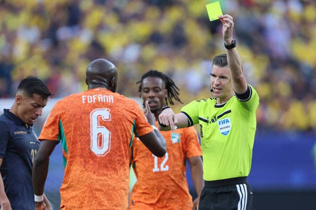 Cote D Ivoire v Ecuador: Group E - FIFA World Cup, WM, Weltmeisterschaft, Fussball 2026 Seko Fofana of Cote D Ivoire is shown a Yellow card and booked by referee Francois Letexier during the FIFA World Cup 2026 Group E match between Cote D Ivoire and Ecuador at Philadelphia Stadium on June 14, 2026 in Philadelphia, United States. WARNING! This Photograph May Only Be Used For Newspaper And Or Magazine Editorial Purposes. May Not Be Used For Publications Involving 1 player, 1 Club Or 1 Competition Without Written Authorisation From Football DataCo Ltd. For Any Queries, Please Contact Football DataCo Ltd on +44 (0) 207 864 9121 Philadelphia Philadelphia Stadium PA United States Copyright: xAllstarxPicturexLibraryxLtdx
