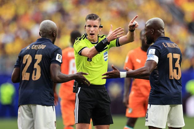 Football - FIFA World Cup, WM, Weltmeisterschaft, Fussball - Group E - Ivory Coast v Ecuador 14th June 2026 - FIFA World Cup - Group E - Ivory Coast v Ecuador - Match referee Francois Letexier talks to Moises Caicedo of Ecuador and Enner Valencia of Ecuador - Photo: Simon Stacpoole Offside. Philadelphia USA