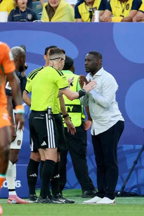 Cote D Ivoire v Ecuador: Group E - FIFA World Cup, WM, Weltmeisterschaft, Fussball 2026 Referee Francois Letexier speaks to Emerse Fae, Head Coach of Cote D Ivoire on the side line during the FIFA World Cup 2026 Group E match between Cote D Ivoire and Ecuador at Philadelphia Stadium on June 14, 2026 in Philadelphia, United States. WARNING! This Photograph May Only Be Used For Newspaper And Or Magazine Editorial Purposes. May Not Be Used For Publications Involving 1 player, 1 Club Or 1 Competition Without Written Authorisation From Football DataCo Ltd. For Any Queries, Please Contact Football DataCo Ltd on +44 (0) 207 864 9121 Philadelphia Philadelphia Stadium PA United States Copyright: xAllstarxPicturexLibraryxLtdx