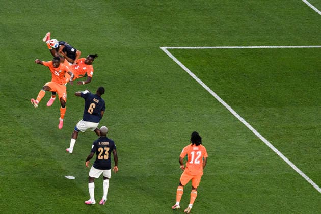 Cote d Ivoire v Ecuador - FIFA World Cup, WM, Weltmeisterschaft, Fussball 2026 Wilfried Singo of Cote d Ivoire attempts a bicycle kick during the FIFA World Cup 2026 Group E football match between Cote d Ivoire and Ecuador. Philadelphia United States Copyright: xNicolòxCampox